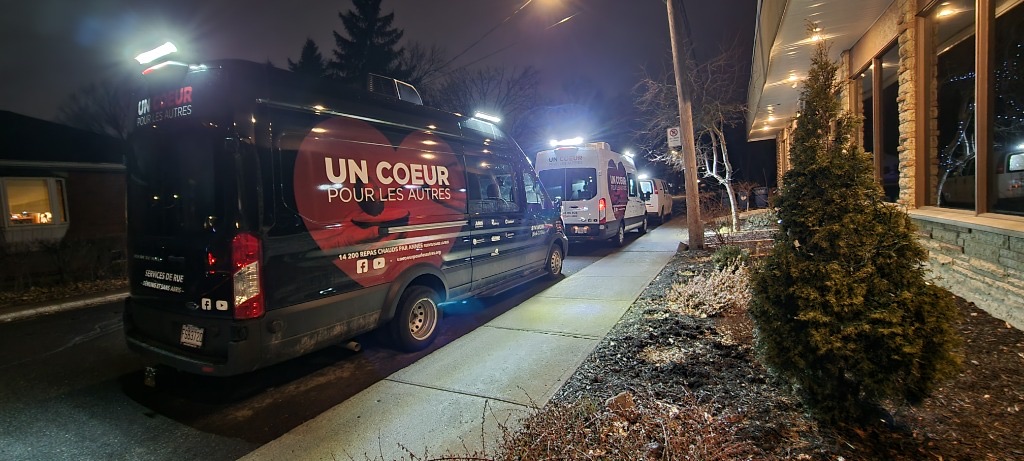 Nouveau camion d'unité de nuit stationné pour la distribution d'aide