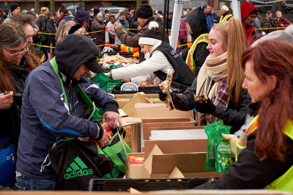 Distribution de services et d'aide dans la rue