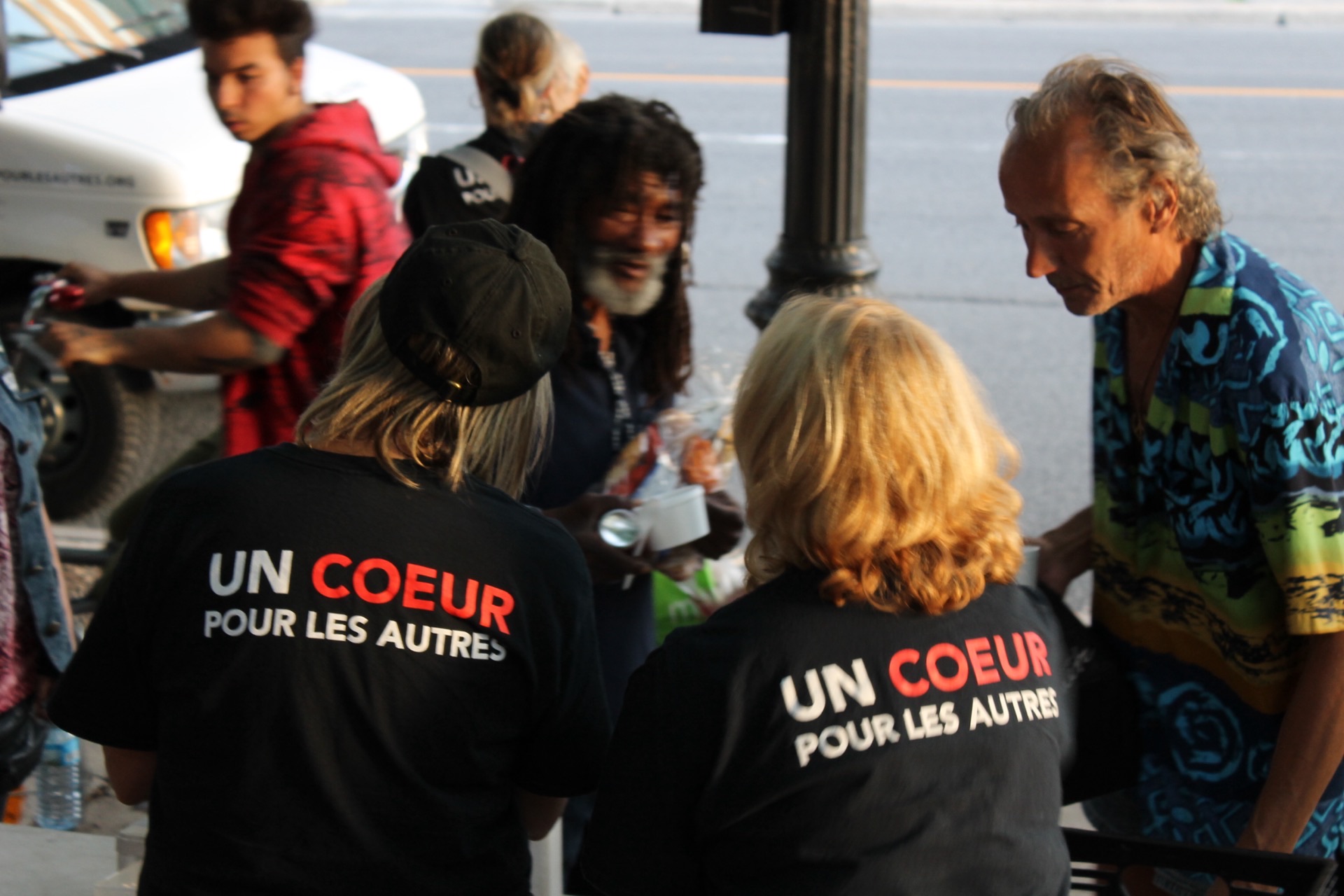 Bénévoles participant à un Lave-O-Thon pour financer l'organisme