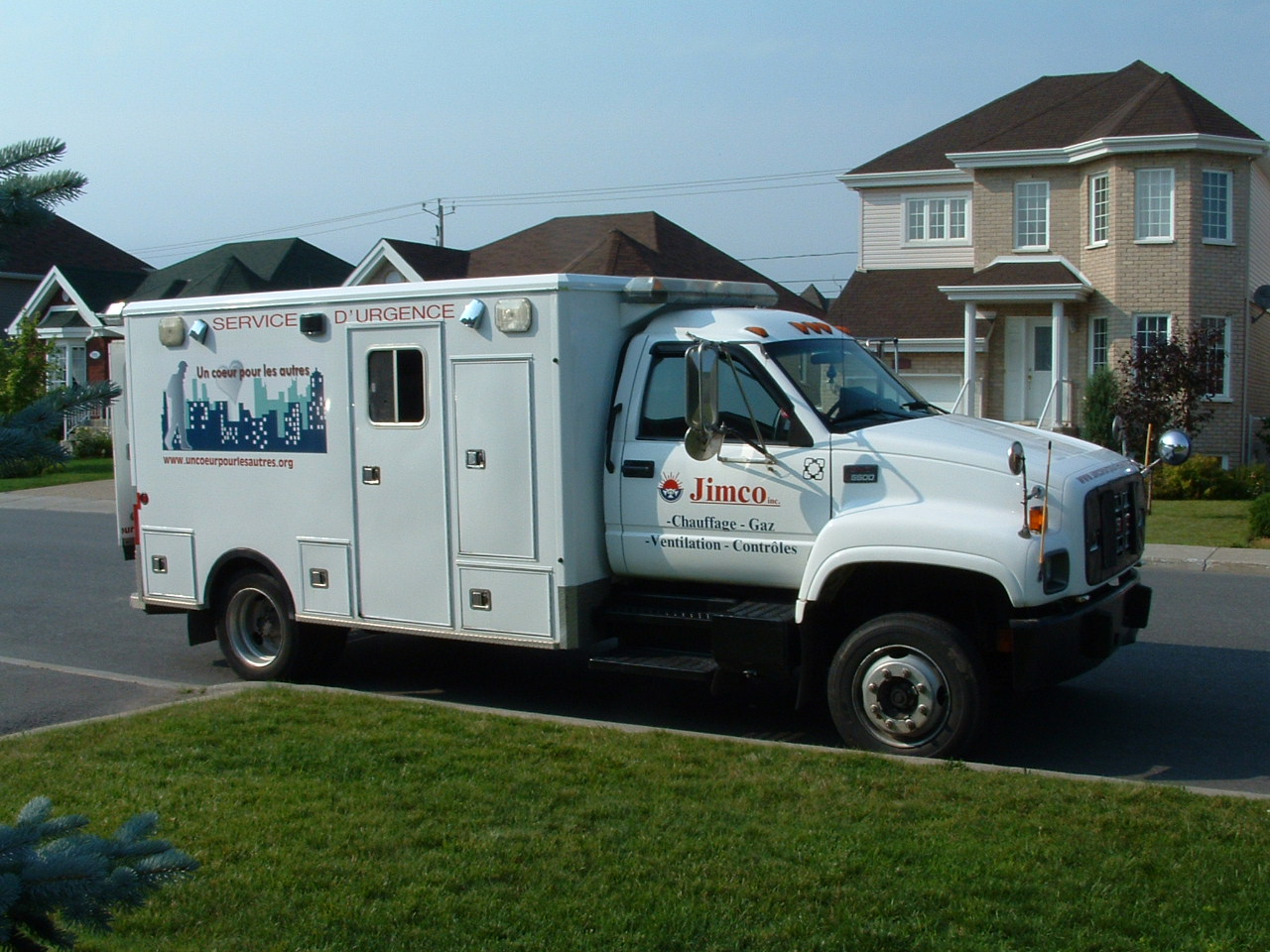 Ambulance Un Coeur Pour Les Autres aménagée pour le soutien d'urgence la nuit
