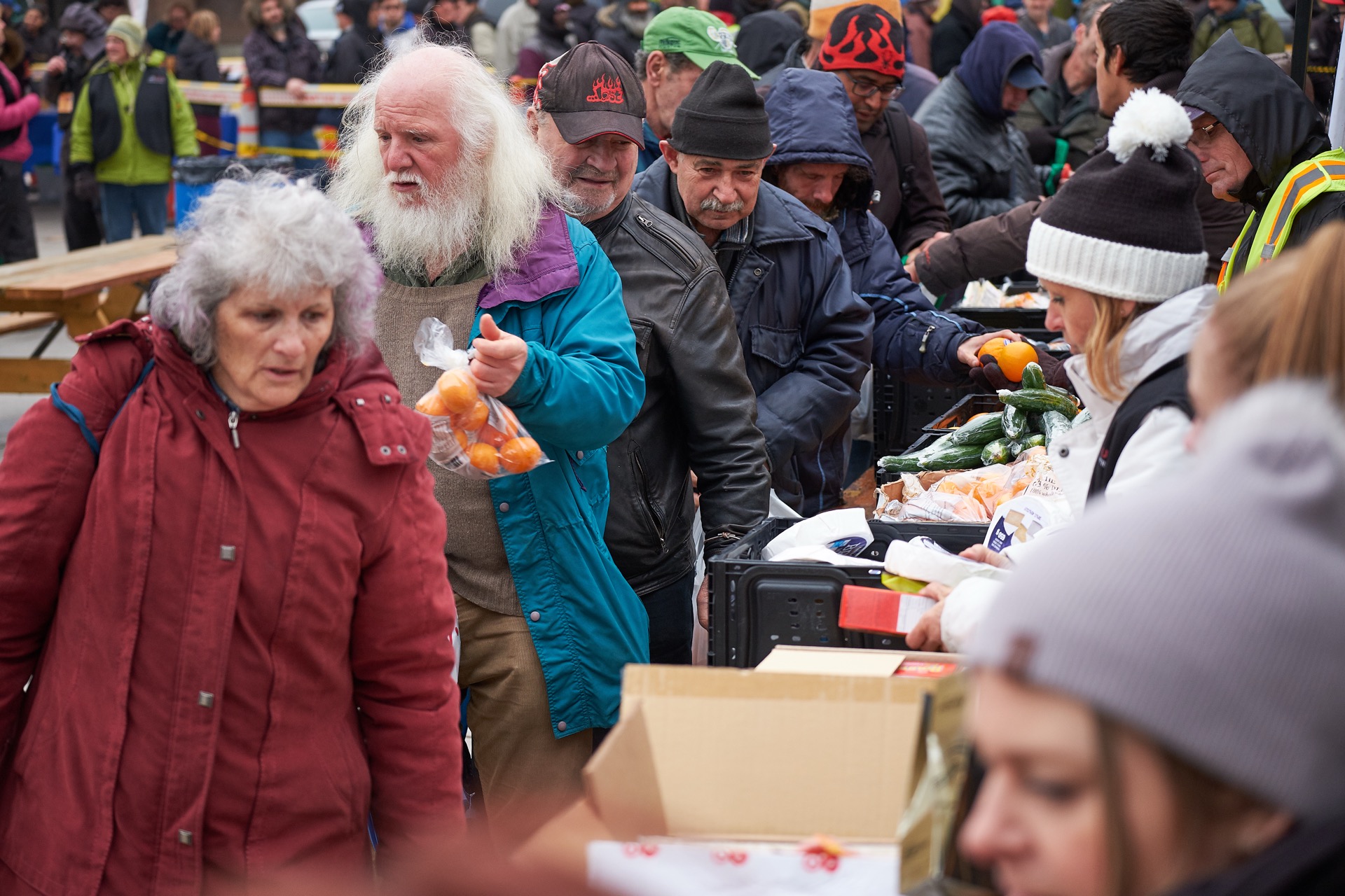 Bénévoles distribuant de l'aide alimentaire sur le terrain
