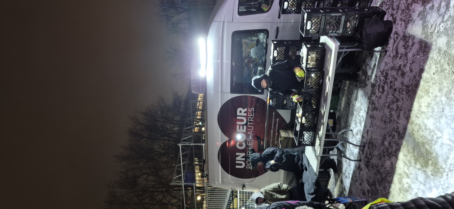 Camion de l'Unité d'Urgence Un Coeur Pour Les Autres stationné la nuit pour l'aide hivernale