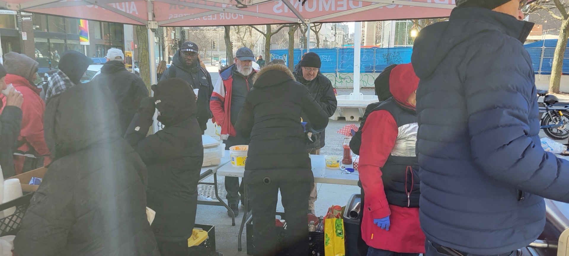 Distribution de repas et d'aide lors de l'événement de Pâques de l'organisme